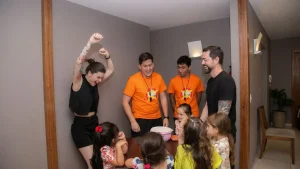 os pais participando das brincadeira